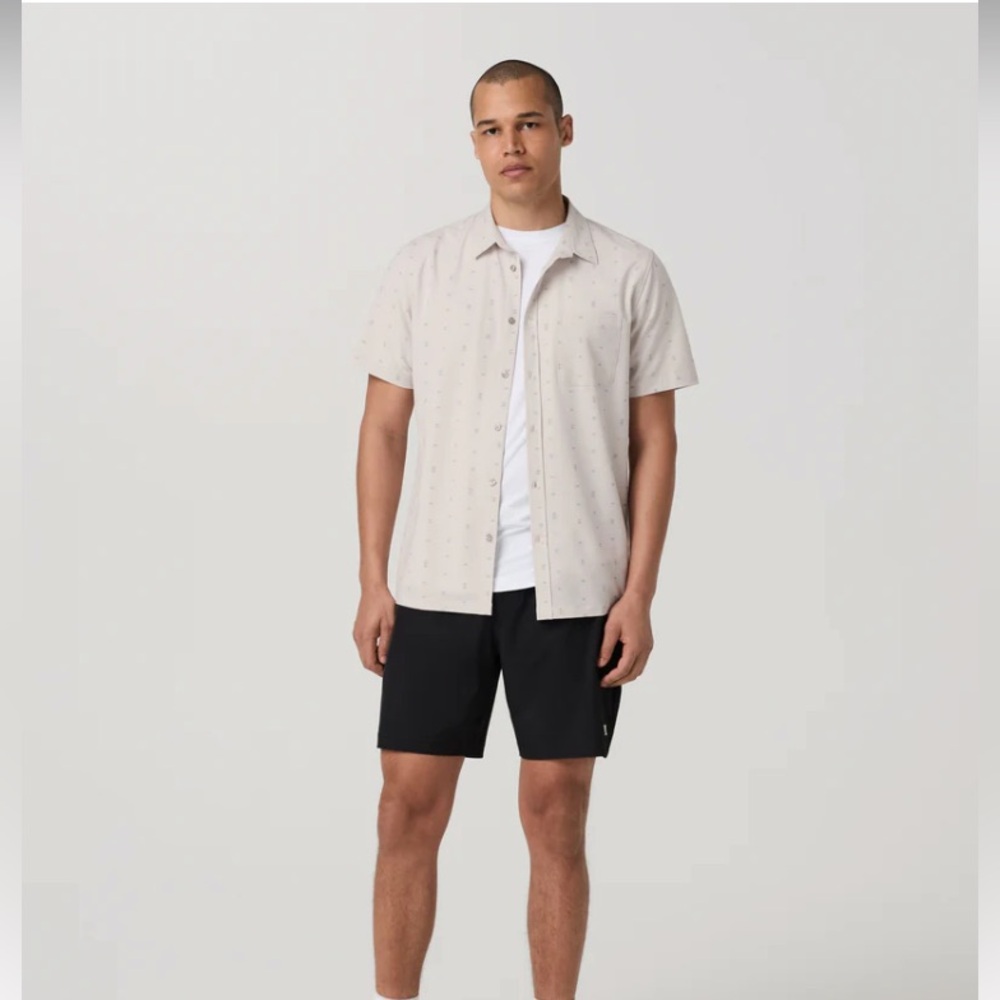 Vuori short sleeve Bridge button down shirt in salt stone color size M
